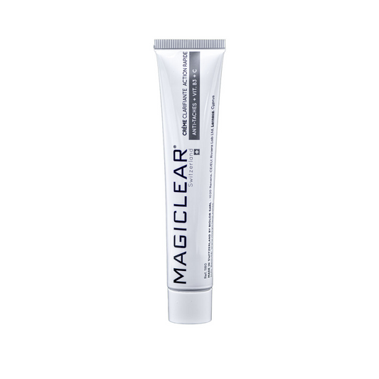 “MAGICLEAR Crème Clarifiante Action Rapide 50g – Crème éclaircissante pour un teint uniforme, élimine les cellules pigmentées, accélère le renouvellement cellulaire et réduit les taches brunes sans irritation. Contient HPPA, acides glycyrrhétinique, octadécènedioïque et salicylique, vitamines B3 et C, extraits de thé vert, petit pois et réglisse, allantoïne et bisabolol. Disponible sur laparadulac.com, parapharmacie en ligne en Tunisie.”