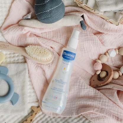 Eau rafraîchissante coiffante Mustela bébé 200ml, douceur sur laparadulac.com, parapharmacie Tunisie.