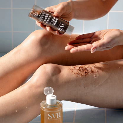 SVR Xerial Gommage – Gommage corps lissant et exfoliant pour peaux sèches ou rugueuses – Disponible sur La Para du Lac, meilleure parapharmacie en ligne en Tunisie.