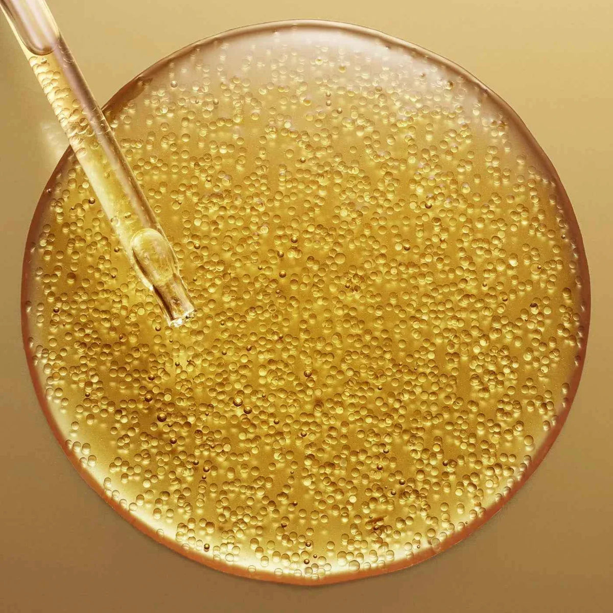 Sérum doré à micro-perles avec pipette, texture fluide et brillante | La Para Du Lac