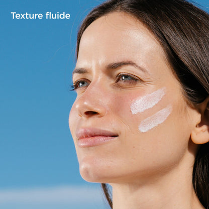 Texture fluide de l'écran solaire Isdin FotoUltra Active Unify SPF 50+ pour corriger les taches brunes, disponible sur La Para du Lac Tunisie.