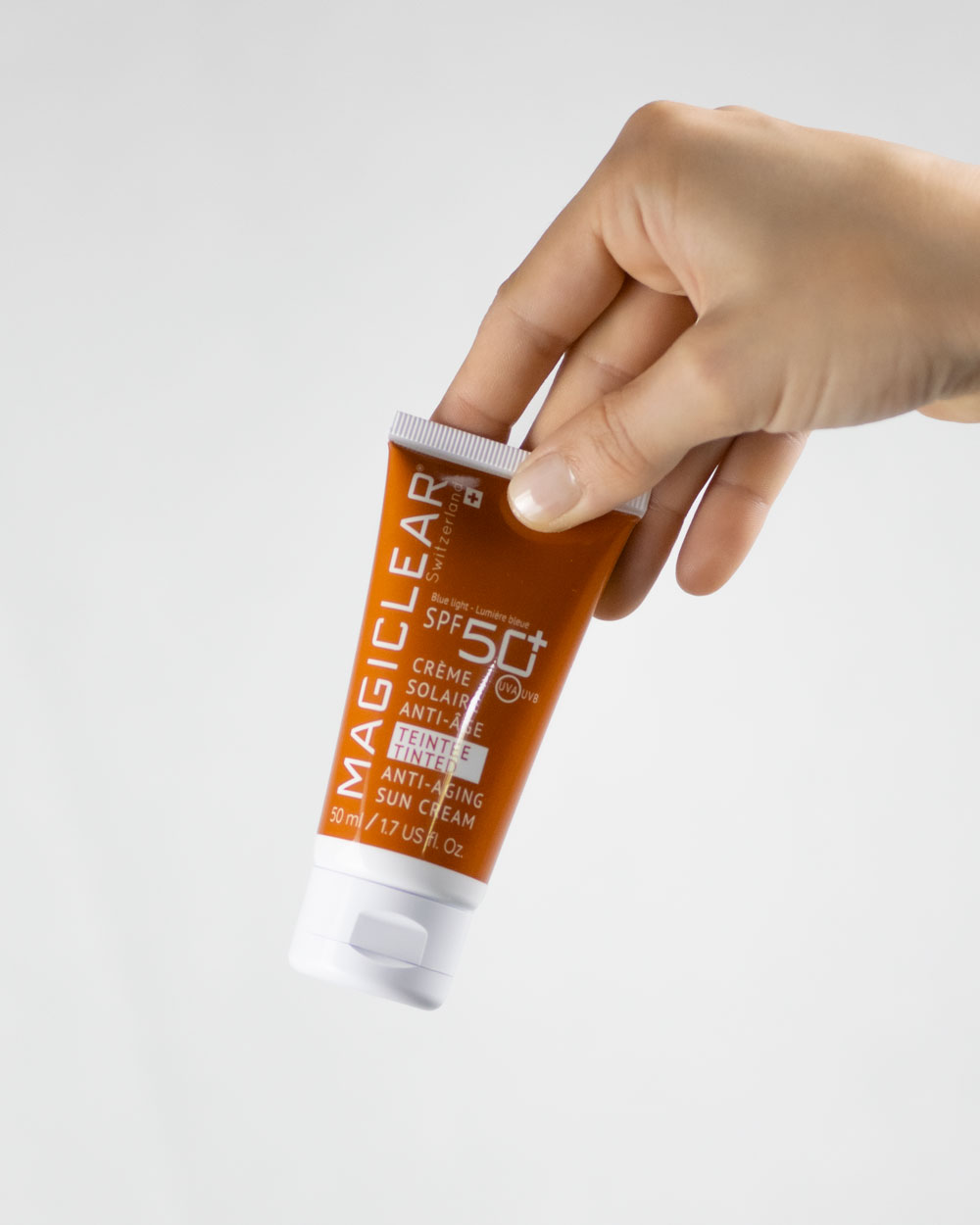 Texture fluide et légère de la crème solaire Magiclear pour un fini teinté naturel.