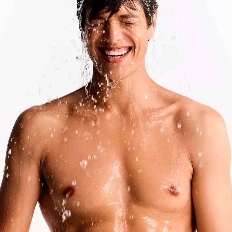 Homme souriant sous la douche, peau fraîche et hydratée | La Para Du Lac
