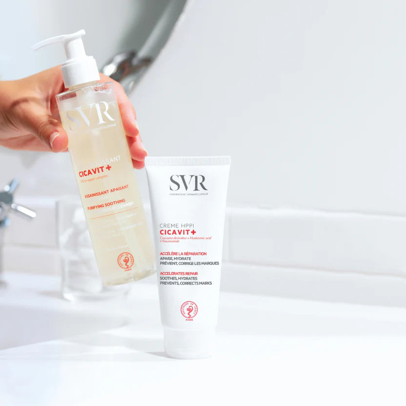 Duo de soins SVR Cicavit+ comprenant le Gel Moussant assainissant et la Crème HPPI réparatrice pour une routine complète peau irritée, chez La Para du Lac.