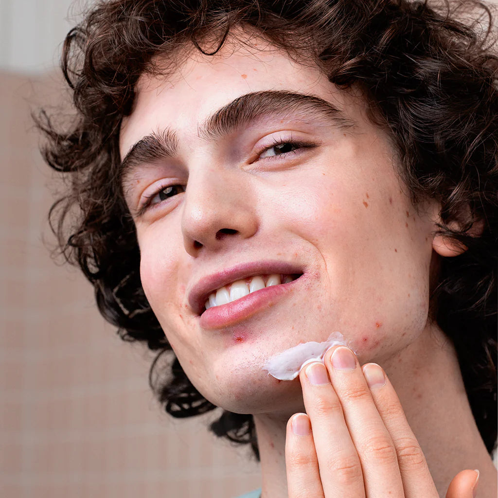 Homme appliquant SVR Cicavit+ HPPI sur des imperfections et rougeurs du menton pour apaiser et prévenir les marques résiduelles, disponible chez La Para du Lac.