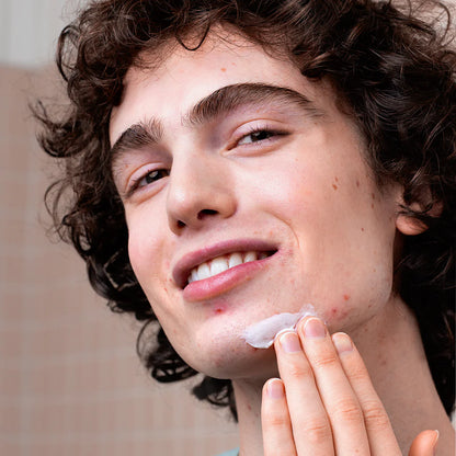 Homme appliquant SVR Cicavit+ HPPI sur des imperfections et rougeurs du menton pour apaiser et prévenir les marques résiduelles, disponible chez La Para du Lac.