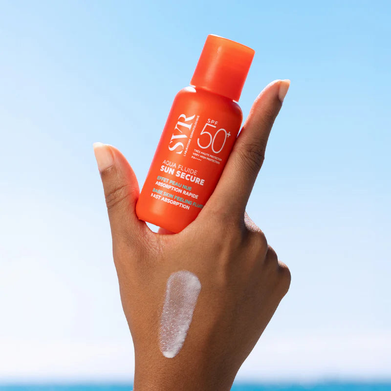 Application quotidienne du fluide solaire sur le visage, idéal pour les peaux sensibles.