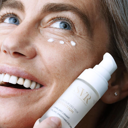 "Application de la crème SVR Densitium Contour des Yeux pour combler les rides de la patte d'oie et raffermir les paupières tombantes - Soin dermo-cosmétique disponible en Tunisie sur laparadulac.com."