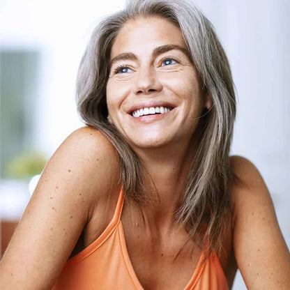 Femme souriante aux cheveux gris, peau lumineuse, look naturel et serein | La Para Du Lac