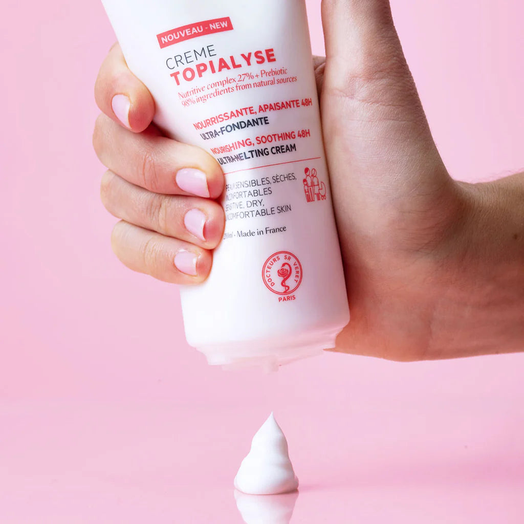 "Texture onctueuse de la crème SVR Topialyse apaisante 48h pour peaux sèches et irritées. Soin émollient anti-tiraillements disponible chez La Para du Lac Tunisie."