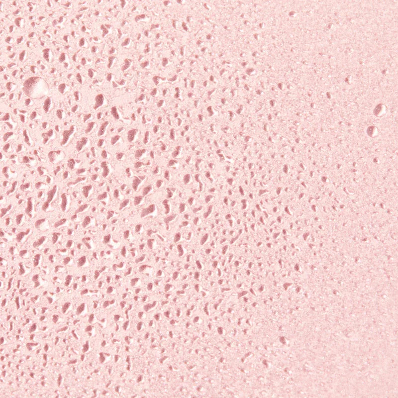 Crème hydratante rose pâle texture légère avec gouttelettes d'eau visibles | La Para Du Lac