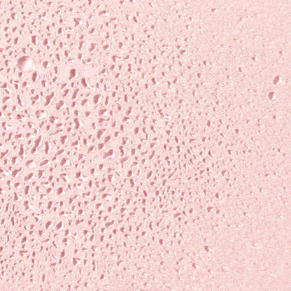 Crème hydratante rose pâle texture légère avec gouttelettes d'eau visibles | La Para Du Lac