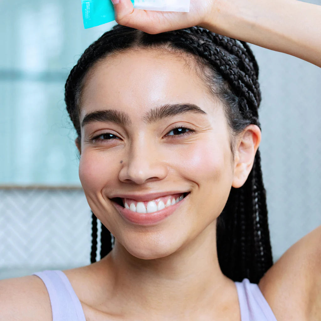 Femme souriante utilisant SVR Hydraliane Crème Riche pour un visage hydraté et repulpé, disponible chez La Para du Lac Tunisie.